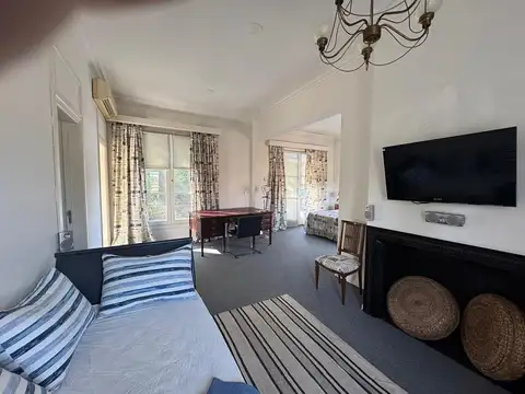 Señorial casa de dos plantas en venta en el Golf Club Argentino con vista a la cancha de golf.