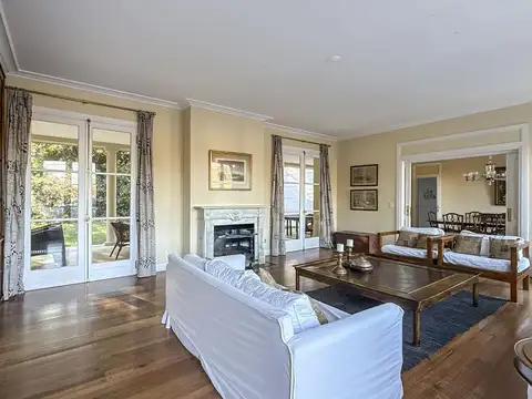 Señorial casa de dos plantas en venta en el Golf Club Argentino con vista a la cancha de golf.