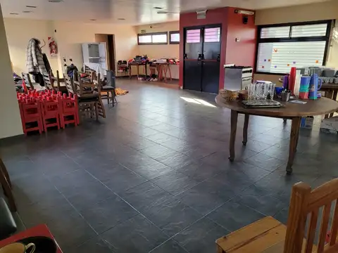 158 y 10 - Impecable salon de fiestas y departamento de 1 dormitorio independiente - 