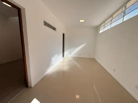 Oficina 5 ambientes con 2 baños