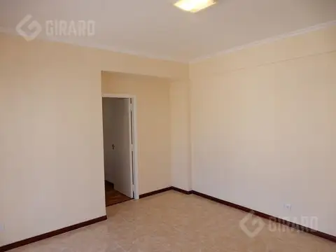 Venta 3 ambientes con balcón terraza, reciclado, zona centro.