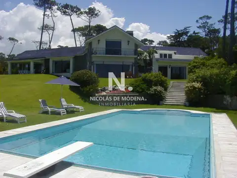 Amplia casa en venta en Playa Mansa, Punta del Este