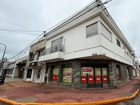 Local en alquiler sobre esquina de Moreno y Arenales