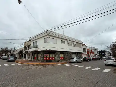 Local en alquiler sobre esquina de Moreno y Arenales