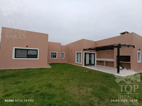 Casa en Alquiler con 2 cocheras