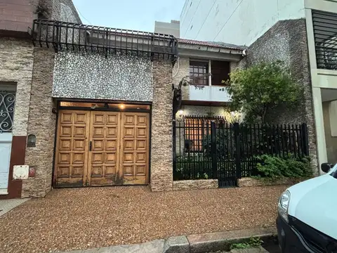 VENTA CASA 5 AMBIENTES COCHERA Y PARRILLA - BOEDO