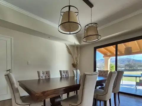 Casa en Venta con 4 cocheras