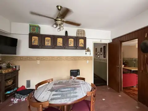 Casa 4 dormitorios. Excelente estado. Jardín con pileta. Garaje 2 autos