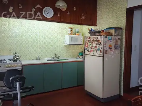 Casa 6 ambientes con 2 baños