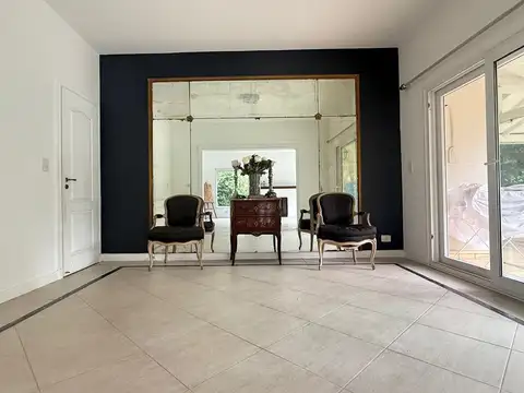 Casa 8 ambientes con 4 baños