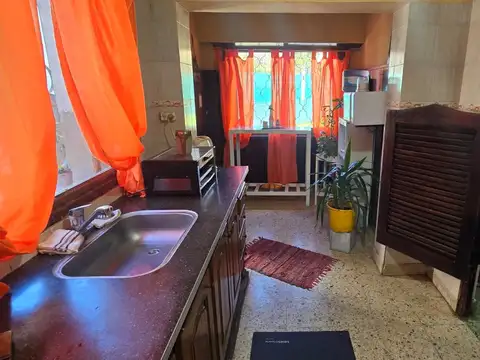 Casa 6 ambientes con 2 baños