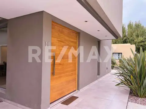 Casa 8 ambientes con 4 baños