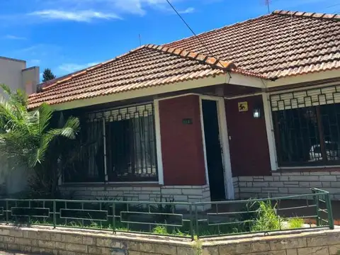 Casa en venta con cochera -  Banfield