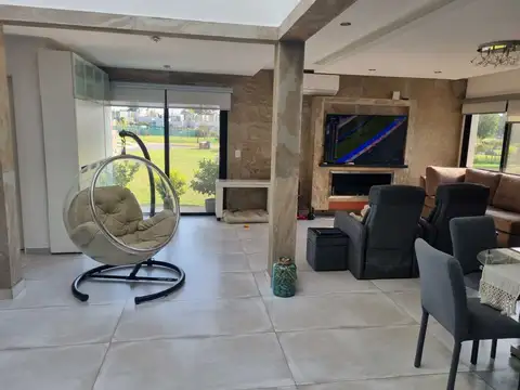 Casa en Venta con 3 cocheras