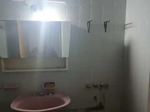 Amplio PH 2 amb. 1* piso  y 2* piso por escalera c/ habitacion de Servicio con baño S/ Av. Pte. Peron