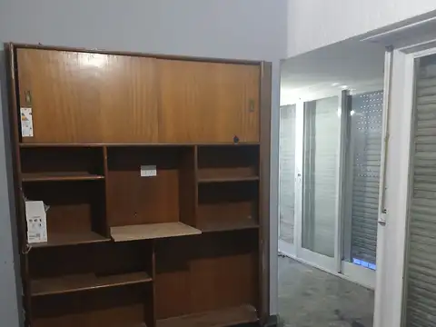 Amplio PH 2 amb. 1* piso  y 2* piso por escalera c/ habitacion de Servicio con baño S/ Av. Pte. Peron