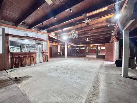 VENTA / PERMUTA inmueble con salón y parque. Piñero Santa Fe.