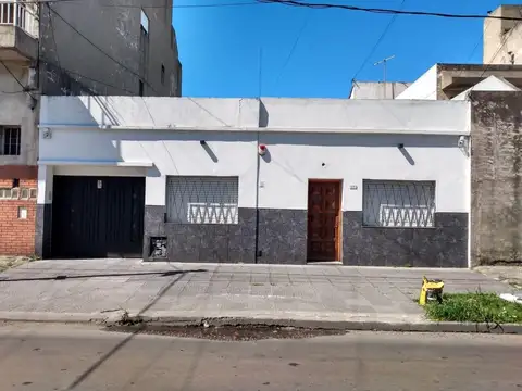 Casa de 2 Dormitorios con garage, patio y terraza en Sarandí