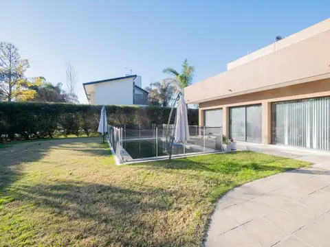Casa en Venta con 2 cocheras