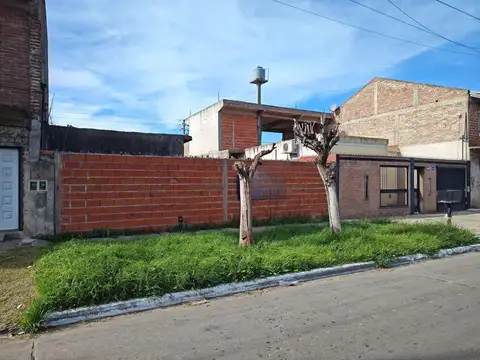 Lote con mejoras en venta en centro de Gregorio de Laferrere