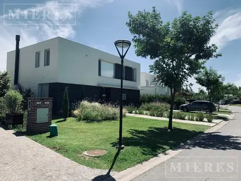 Casa Moderna en Venta sobre lote Interno en Barbarita, Bancalari.