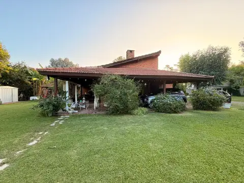 Casa sobre lote central en CC Larena