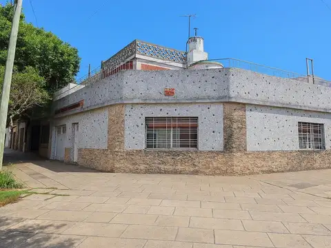 VENTA CASA EN ESQUINA 4 AMB TERRAZA Y PATIO