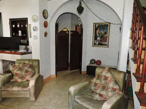 DPTO. T/ CASA AL FRENTE PB Y 1º PISO. 5 AMB.  SIN EXPENSAS  APTO CREDITO 