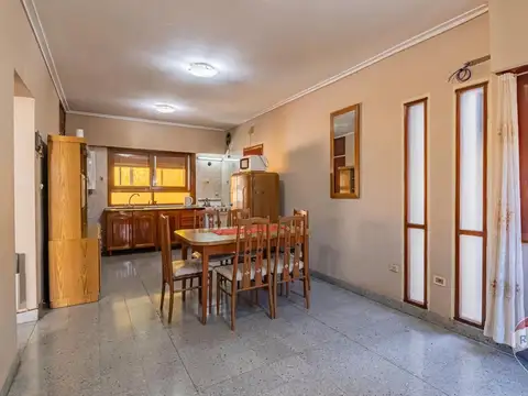 Casa 4 ambientes con 2 baños