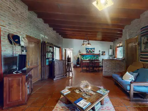 Casa 6 ambientes con 2 baños