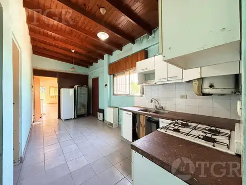 Casa en Benavidez con local en lote propio