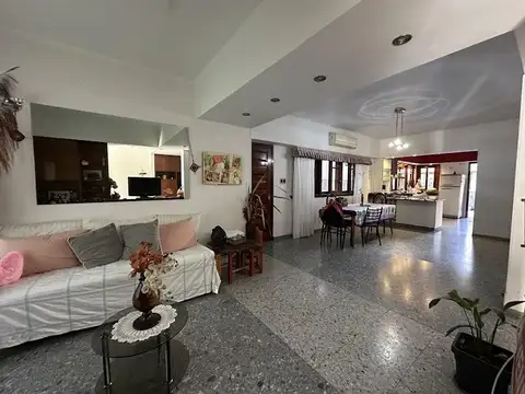 Casa en Ezpeleta Este, a pasos de la estación