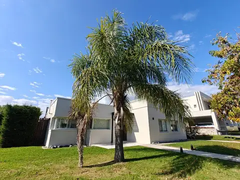 Casa con pileta en Santa Guadalupe Pilar del Este