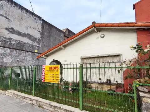 VENTA HERMOSA CASA EN LOTE PROPIO 2 AMB C/COCHERA y PARQUE
