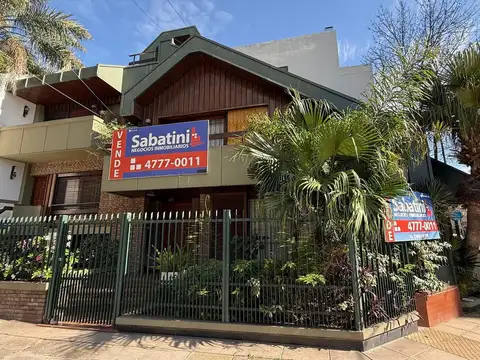 Casa de 5 Ambientes sobre Lote Propio con Doble Cochera | 302 m² Cubiertos | Saavedra