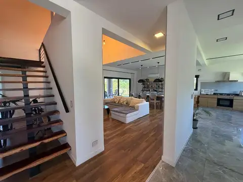 Casa en Venta con 4 cocheras