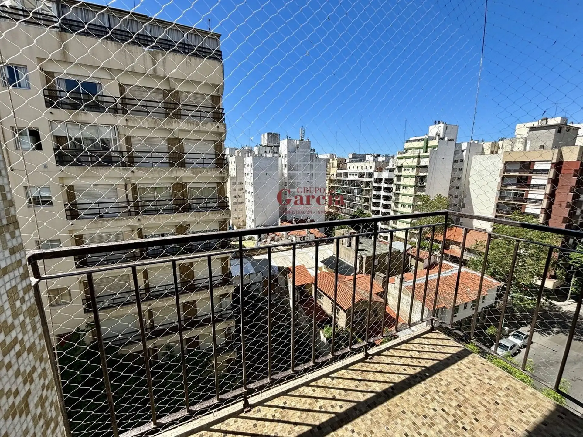 2 Amb al frente con balcon saliente