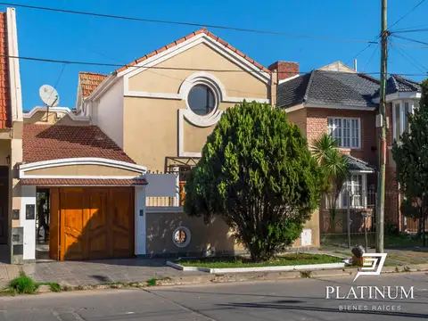 VENTA Casa En Grand Bourg 4 Dormitorios C/ Piscina Excelente Ubicación 100