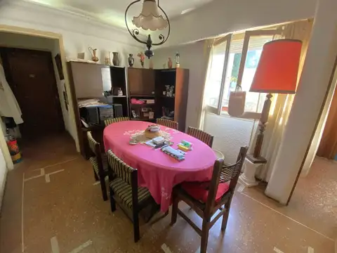 Vendo departamento 3 ambientes con cocina independiente 2 dormitorios con placard.-