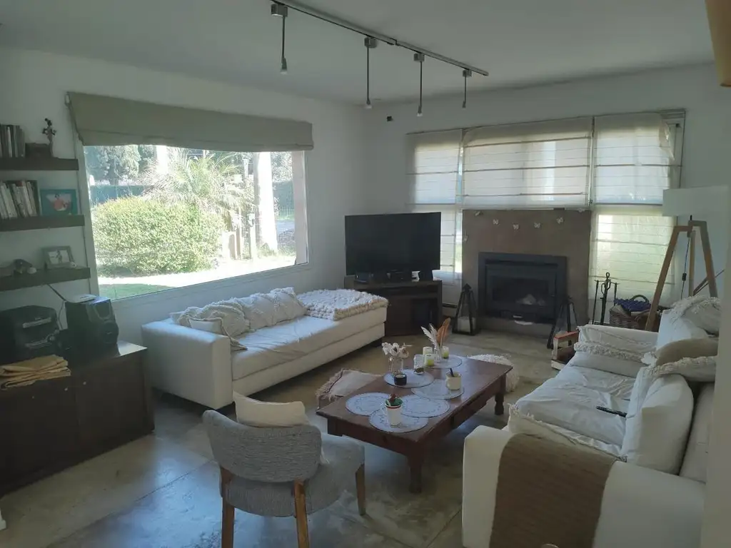 Casa - 230  m² Cubierta | 5 dormitorios | 10 años | 4 baños | 6 ambientes | Excelente