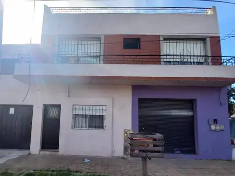VENTA CASA MULTIFAMILIAR 2 PLANTAS, PATIO Y LOCAL