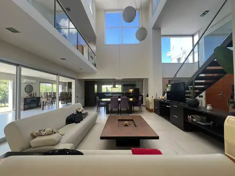 CASA EN VENTA CON GRAN PARQUE Y PILETA - FINCAS DEL SUR I -