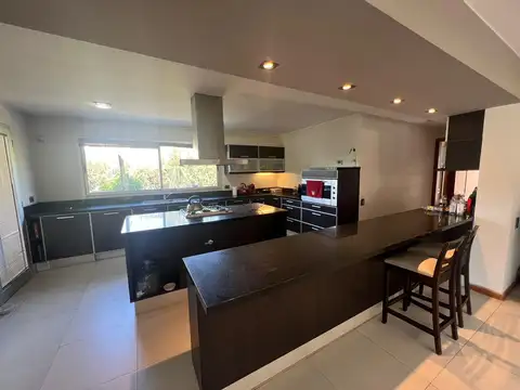 CASA EN VENTA CON GRAN PARQUE Y PILETA - FINCAS DEL SUR I -