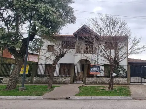 Casa En Venta De 2 Plantas 4 Dormitorios . Haedo 580 Muñiz