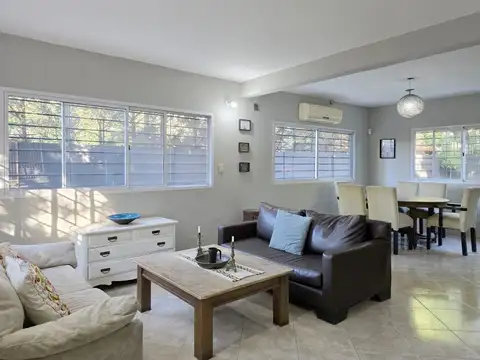 Casa 4 ambientes con 2 baños