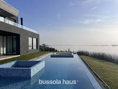 Casa en Venta con 5 dormitorios al lago en Puertos del Lago