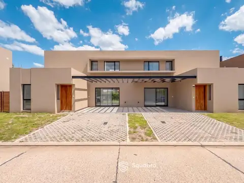 ALQUILER - Casa 2 Dormitorios, jardín y parrillero - Condominio Don Mateo, Funes.