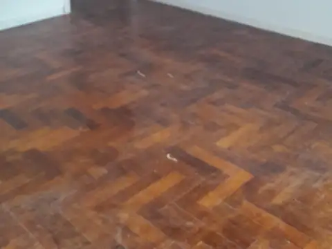 Dos ambientes, bien ubicado y piso alto.