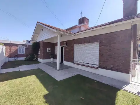 CHALET SOBRE 2 LOTES CON PISCINA Y QUINCHO