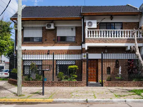 Venta de Casa Multifamiliar con Cochera en Aldo Bonzi